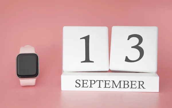 Reloj Moderno Con Calendario Cubo Fecha Septiembre Sobre Fondo Rosa —  Fotos de Stock