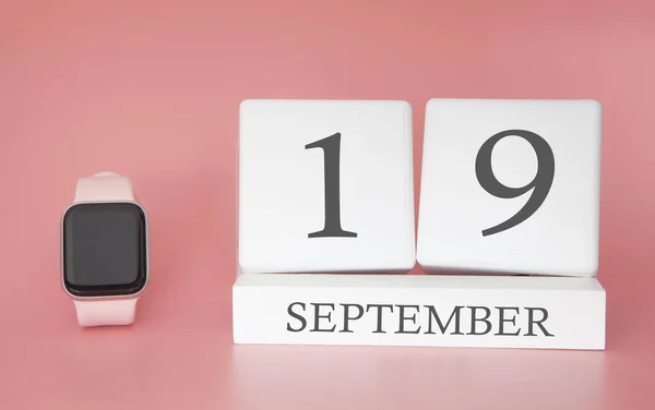 Relógio Moderno Com Calendário Cubo Data Setembro Fundo Rosa Conceito — Fotografia de Stock