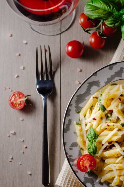 kırmızı şarap ile akşam yemeği için makarna