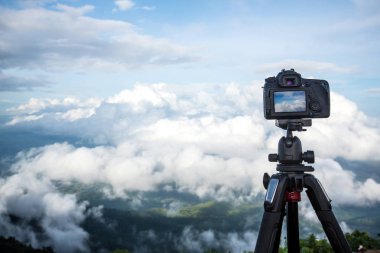 Dağ, fotoğraf çekme tripod DSLR dijital profesyonel kamera kürsüye gökyüzü mavi ve peyzaj bulut. doğa background.image,picture screen.dslr kamera shoting doğa landscape.camera bir tripod üzerinde üzerinde