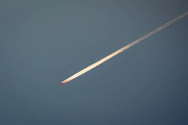 Linha Luz Condensação Céu Partir Aeronaves Linha Céu Parece Cometa — Fotografia de Stock