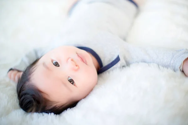 Bonitão Está Filmar Estúdio Imagem Moda Bebê Família Bebê Encantador — Fotografia de Stock