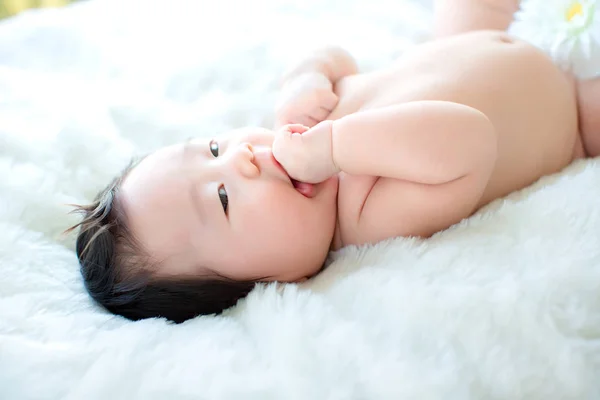 Mooie Baby Zetten Zijn Handen Zijn Mond Beeld Voor Achtergrond — Stockfoto