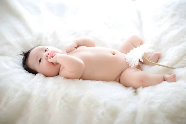 Precioso Bebé Poniendo Sus Manos Boca Imagen Fondo Papel Pintado —  Fotos de Stock