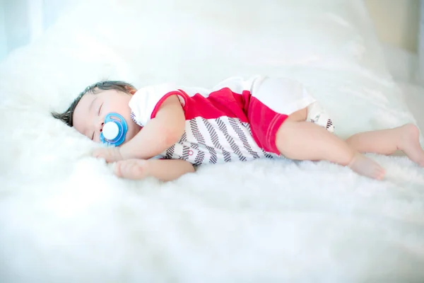 Χαριτωμένο Μωρό Πιπίλισμα Πιπίλα Και Κοιμάται Ένα Μαλακό Λευκό Χαλί — Φωτογραφία Αρχείου