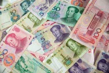 Birçok yuan para birimi banknot duvar kağıdı. görüntü arka plan, duvar kağıdı, illüstrasyon, makale ve kopya alanı için. tasarruf ve yatırım kavramı. Asya ve dünya ekonomisinin büyük güç.