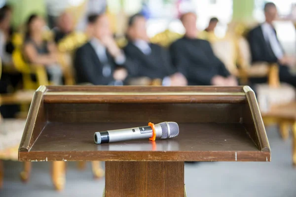 Microphone Placed Podium Conference Room Blur People Guest Background Image — Stock Photo, Image