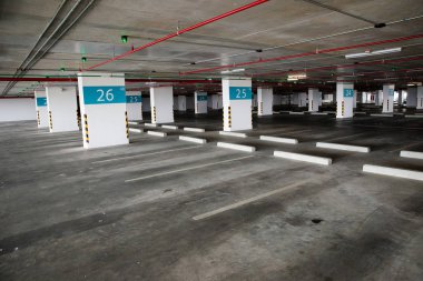 Öğleden sonra içi boş uzay parkı. Kapalı otopark. Otoparkın içinde, içinde araba ve boş otopark var. Daire ya da mağazada boş bir otopark..