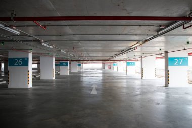 Öğleden sonra içi boş uzay parkı. Kapalı otopark. Otoparkın içinde, içinde araba ve boş otopark var. Daire ya da mağazada boş bir otopark..