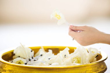 Cenaze cenaze ahşap çiçek Budizm. Yapay çiçek Konuklar Budizm cenaze için. nesneleri, makale, illüstrasyon ve kopya alanı için görüntü.