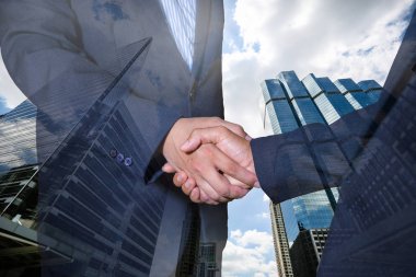 Çift pozlama el sıkışma ve city.handshake ve iş insanlar kavramları. Cityscape arka plan üzerinde izole el sıkışan iki adam. Karşılıklı iki iş adamı arasında yakın çekim görüntüsü.