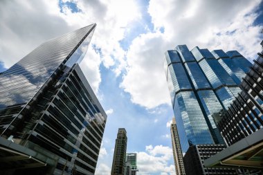 Şehir Manzaralı, bkz: bina ve alt görünümü arka plan üzerinde mavi gökyüzü. Dış ve mimari.