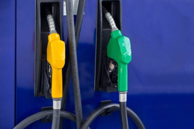 Beyaz arka planda, benzin istasyonu sıcak günbatımı hizmetinde izole püskürtme uçlarını doldurma renkli benzin pompası. Kafa Asya tesiste yakıt ikmali araç yakıt