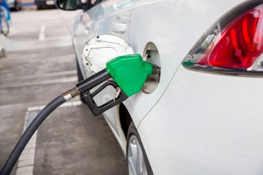 Benzin istasyonunda yakıt doldur ve doldur. Makineyi yakıtla doldurmak için yakıt al. Benzin istasyonunda benzinle dolu bir araba. Benzin istasyonu pompası. 