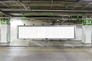 Park garaj boş billboard yeraltı iç. Geceleri boş alanı otopark iç. Araba ve boş park alanında bina ile garaj Otopark, kapalı otopark lot.interior.