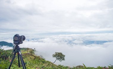 Dağ, fotoğraf çekme tripod DSLR dijital profesyonel kamera kürsüye gökyüzü mavi ve peyzaj bulut. doğa background.image,picture screen.dslr kamera shoting doğa landscape.camera bir tripod üzerinde üzerinde