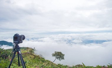 Dağ, fotoğraf çekme tripod DSLR dijital profesyonel kamera kürsüye gökyüzü mavi ve peyzaj bulut. doğa background.image,picture screen.dslr kamera shoting doğa landscape.camera bir tripod üzerinde üzerinde