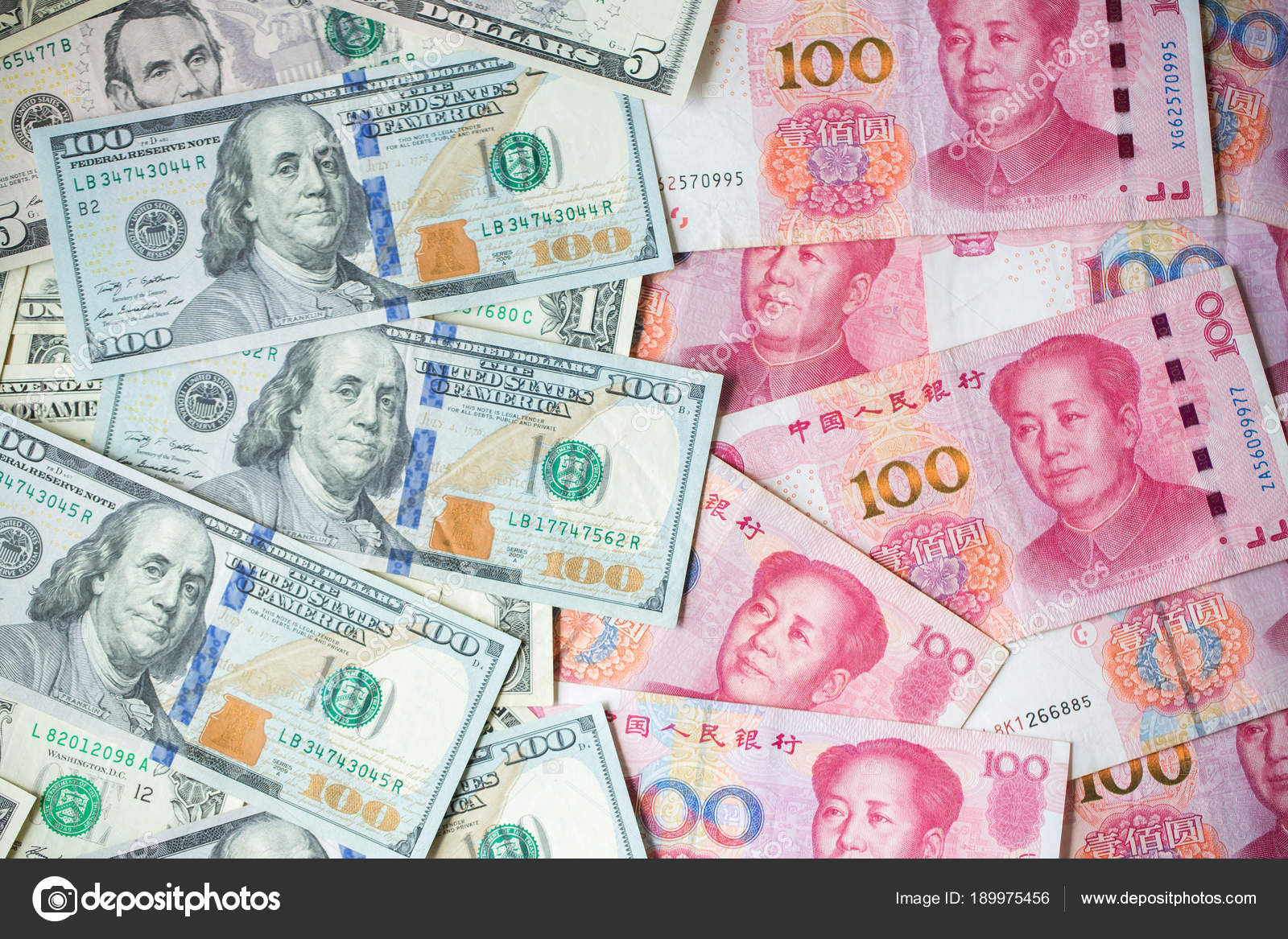 许多钞票钱百元钞票以人民币为背景的各种货币的堆积特写美国钞票货币战争金钱战争美中战争—— 库存社论照片© Jookiko #189975456