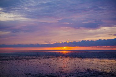 Alacakaranlık gökyüzü arka planı. Renkli gün batımı gökyüzü ve alacakaranlıktaki canlı gökyüzü. Ateşli turuncu günbatımı gökyüzü. Güzel