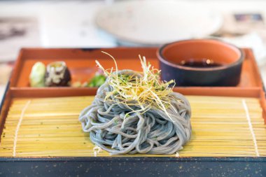 Soba, soba noodle, siyah çorba, wasabi ve taze yumurta ayarlayın. Japon erişte. Ünlü Asya mutfağının. Görüntü menü listesi ve kopya alanı için.