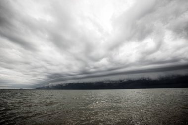 Deniz yağmur önce bulutlu fırtınada. fırtına fırtına bulutu denizden. Muson sezonu. Kasırga Florence. Katrina Kasırgası.