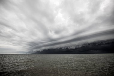 Deniz yağmur önce bulutlu fırtınada. fırtına fırtına bulutu denizden. Muson sezonu. Kasırga Florence. Katrina Kasırgası.