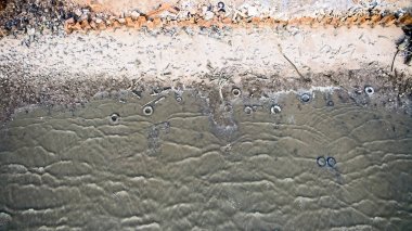 En iyi görünüm güzel Beach. Deniz suyu sahilde, metin için boş alan hava uçak atış. Sahil plaj su ile ve büyük hava görünümünü dalgalar. Üstten görünüm plaj havadan görünümü. Uçak fotoğraf.