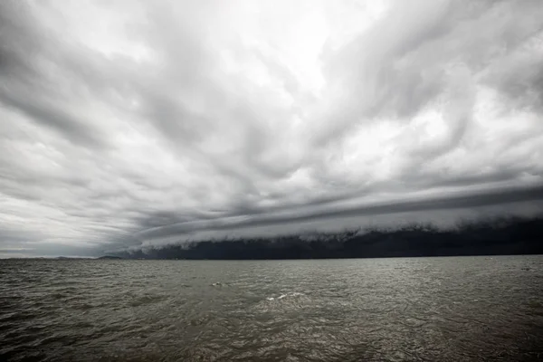Grumlig Storm Havet Innan Regnet Tornado Stormar Moln Ovanför Havet — Stockfoto