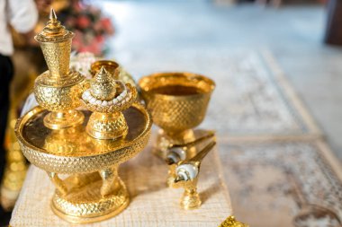 Kültürel düğün için Thai düğün aksesuarı, gelin ve damat için lüks sandalye, kaidesi olan altın tepsi ve diğerleri..