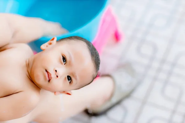 Hora Del Baño Para Bebé Recién Nacido Lindo Niño Recién —  Fotos de Stock