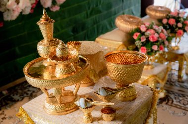 Kültürel düğün için Thai düğün aksesuarı, gelin ve damat için lüks sandalye, kaidesi olan altın tepsi ve diğerleri.. 