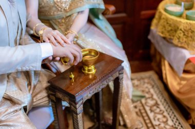 İçki, Tayland nişanı, Tayland düğününde su dökmek, Tayland düğününde su dökmek.