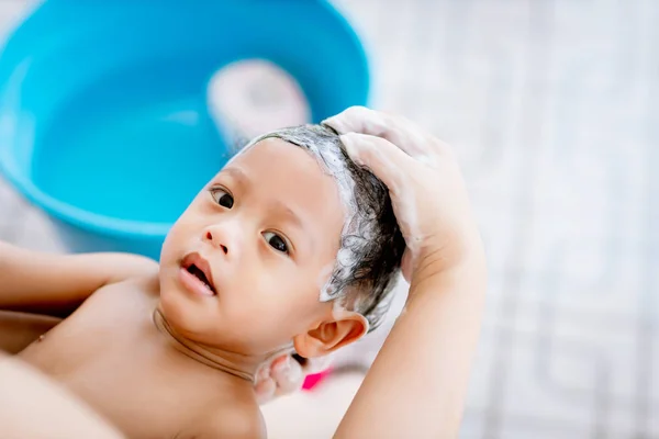 Baddags För Söt Liten Nyfödd Bebis Nyfödd Pojke Ett Bad — Stockfoto