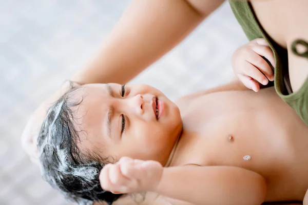 Hora Banho Para Bebê Recém Nascido Bonito Menino Recém Nascido — Fotografia de Stock