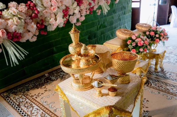 文化結婚式のためのタイの結婚式のアクセサリー 花嫁と新郎のための豪華な椅子 台座と他の人と黄金のトレイ — ストック写真
