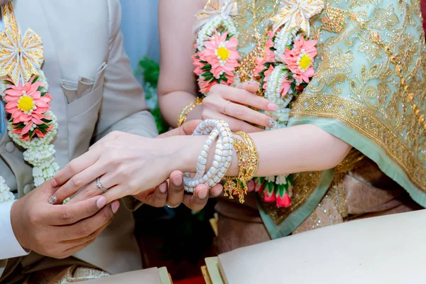 Man Vrouw Vasthouden Van Handen Huwelijksceremonie Bruid Bruidegom Houden Hand — Stockfoto