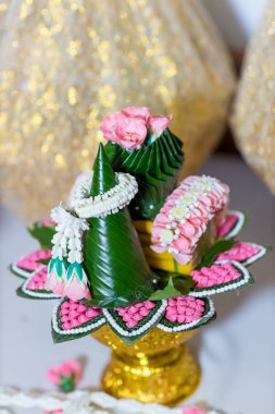 Tayland nişan töreni için nişan kasesi. Tayland düğün töreninde muz yaprağı ve çelenkten yapılmış gelin fiyatı belirlendi.