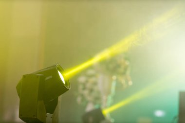 Sahne ışıkları, dumanlı parlak ışıklar, sahne aydınlatması. Sinema ışıkları, grunge duvarına karşı dumanlı. Konser ışıklandırma arkaplanı.