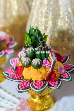 Tayland nişan töreni için nişan kasesi. Tayland düğün töreninde muz yaprağı ve çelenkten yapılmış gelin fiyatı belirlendi.