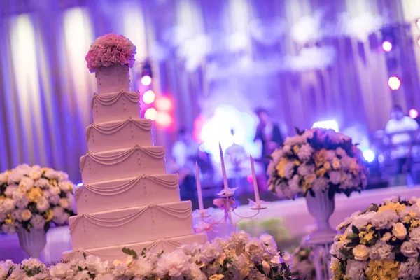 結婚式のケーキよ 美しい結婚式のレセプション 結婚式の夕食のために用意された豪華なレストランホールで遠くから見てください — ストック写真