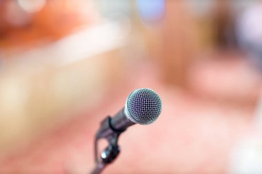 Konser salonundaki ya da konferans salonundaki mikrofon arka plan için yumuşak ve bulanık. Mikrofon konferans salonunun ya da seminer salonunun bulanık fotoğrafı üzerinde..