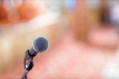 Konser salonundaki ya da konferans salonundaki mikrofon arka plan için yumuşak ve bulanık. Mikrofon konferans salonunun ya da seminer salonunun bulanık fotoğrafı üzerinde..