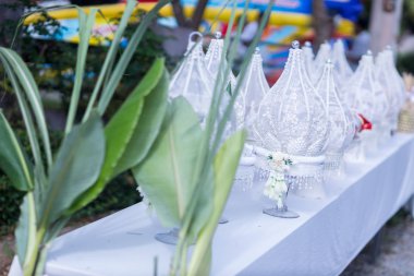 Tayland nişan töreni için nişan kasesi. Tayland 'da düğün töreninde muz yaprağı ve çelenkten yapılmış gelinlik fiyatı belirlendi.. 