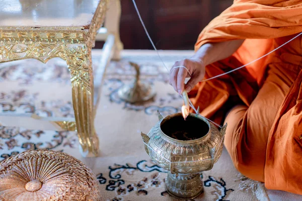 Budda Trzyma Świecznik Nad Święconą Miską Wody Ceremonia Religijna Buddyjska — Zdjęcie stockowe