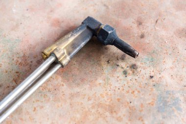 Gaz tüpü basınç göstergesi kapatılıyor. Kaynak ekipmanları asetilen gaz silindir tankı ve gösterge düzenleyici manometreleri. Kaynak meşalesi. .