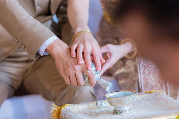 Σπονδή Ταϊλανδός Αρραβώνας Ρίξτε Νερό Στο Γάμο Της Ταϊλάνδης Ρίχνει — Φωτογραφία Αρχείου