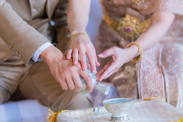 Trankopfer Thailändische Verlobung Wasser Thailändische Hochzeit Gießen Wasser Thailändische Hochzeit — Stockfoto