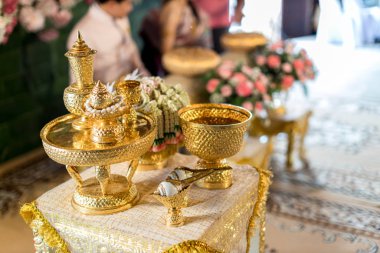 Kültürel düğün töreni için Thai düğün aksesuarı, gelin ve damat için lüks sandalye, kaidesi ve diğerleri için altın tepsi. Düğün nesneleri için resim, kopyalama alanı ve reklam.