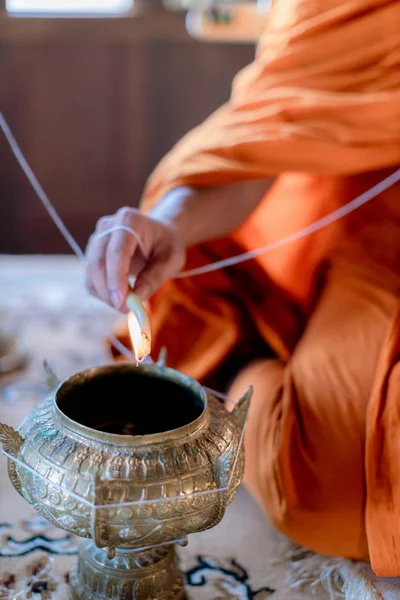 Boeddha Monnik Houden Kandelaar Boven Wijwater Kom Religieuze Ceremonie Boeddhistisch — Stockfoto