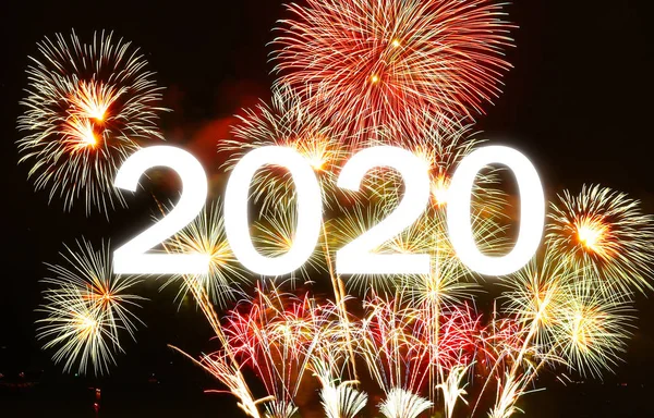祝2020年新年快乐 在假日活动中放烟火 新年烟火在海滩上放 城市里燃放着欢快的焰火 夜空中升起了许多五彩缤纷的刘海 — 图库照片